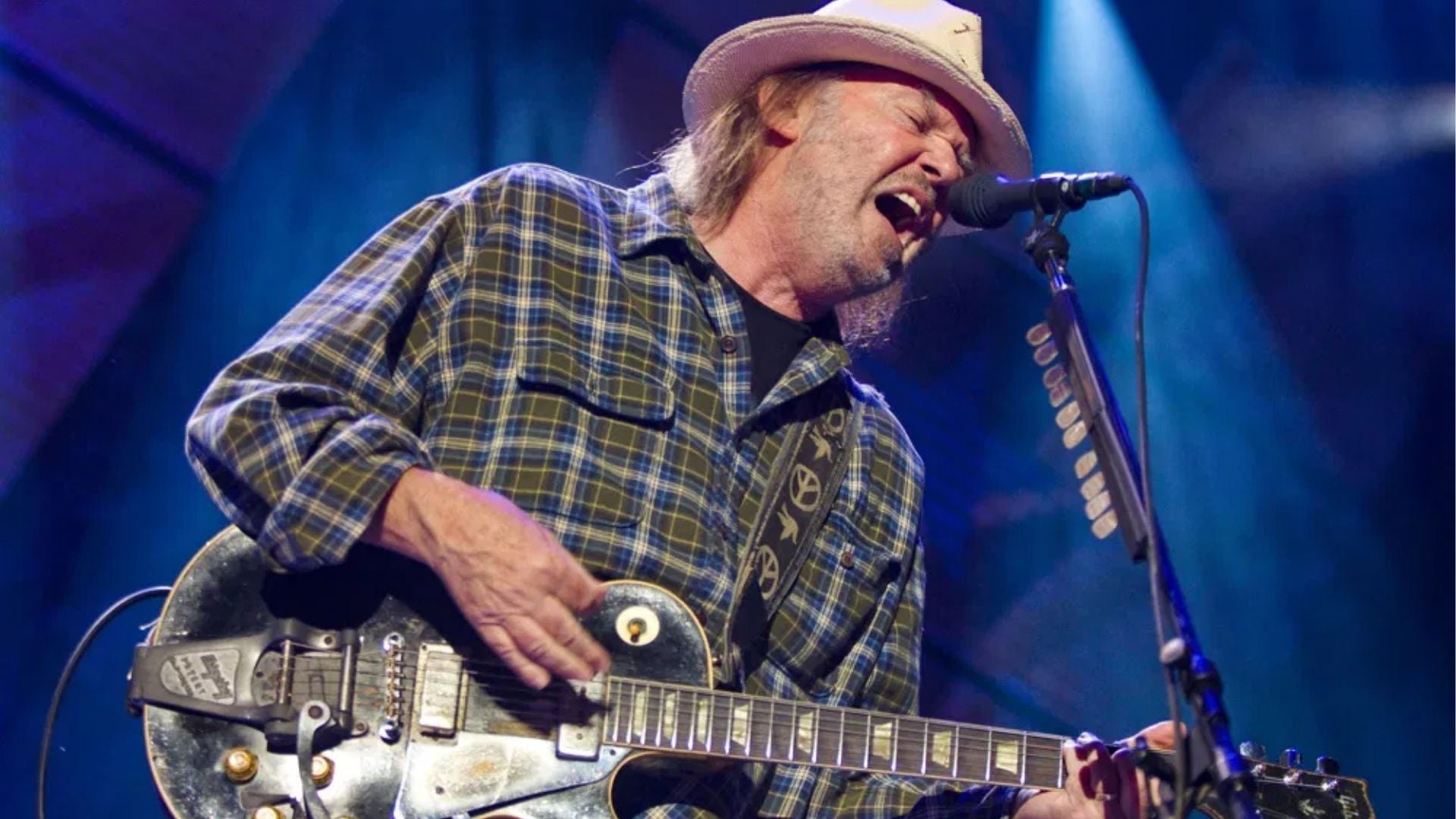Buses to Neil Young at Malahide Castle
